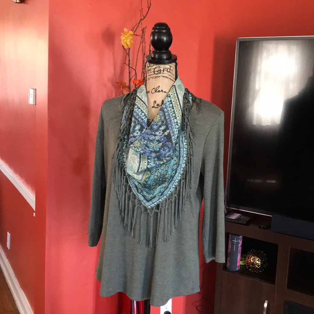 ONE WORLD “M”Green blouse with scarf 🧣💋❣️